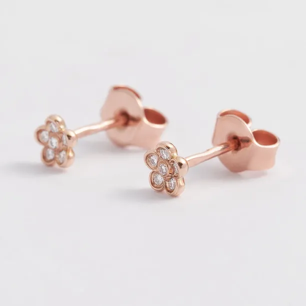 Detailní šikmý pohled na diamantové náušnice BLOOM a jejich zapínání