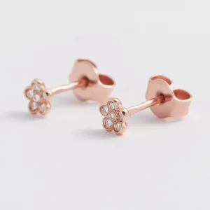 Detailní šikmý pohled na diamantové náušnice BLOOM a jejich zapínání