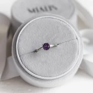 Pohled shora na zlatý větvičkový prsten VIOLETTE s ametystem