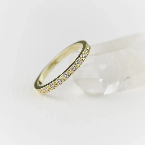 Šikmý pohled na vintage eternity prsten s diamanty ANTICA