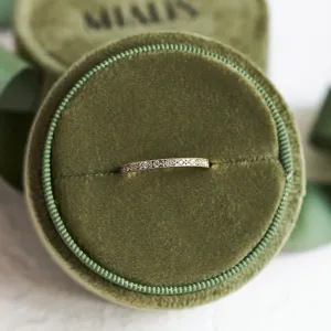 Detailní pohled na vintage eternity prsten ANTICA a jeho diamantové zdobení