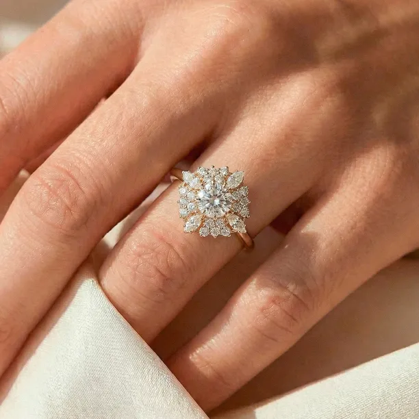 Výrazný prsten STEPHANIE s lab grown diamanty na ruce