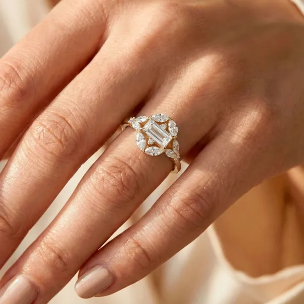 Detail prstenu s lab grown diamanty ELIZETE na prstu