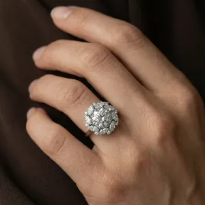 Detail zlatého prstenu JENNY s lab grown diamanty na ruce