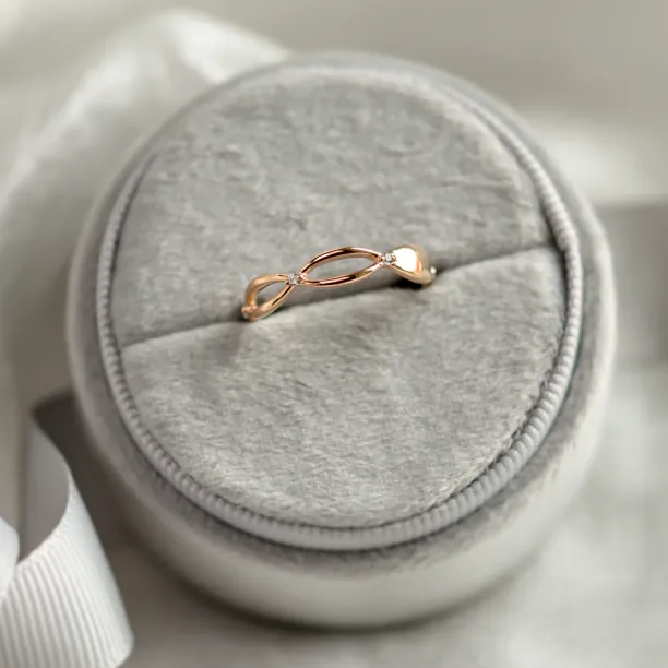 Gold diamond twisted ring ROMANCE in an angled view