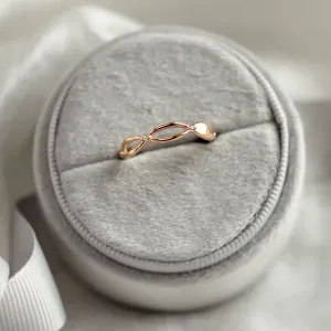 Gold diamond twisted ring ROMANCE in an angled view