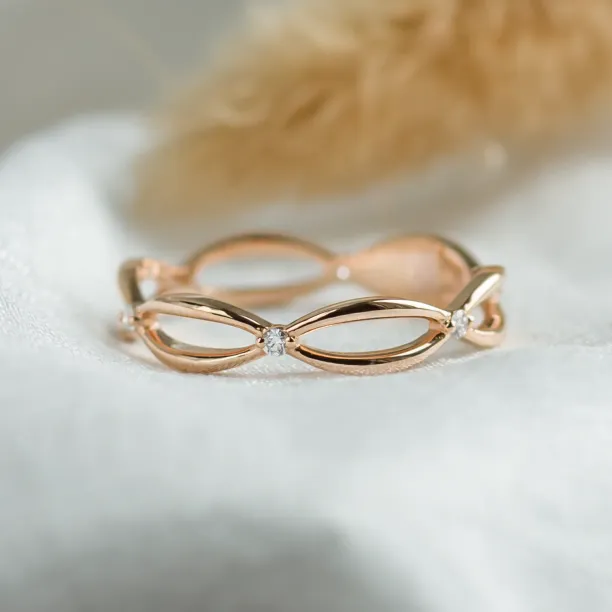 Close-up of the gold diamond twisted ring ROMANCE