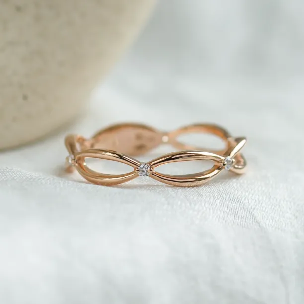 Gold diamond twisted ring ROMANCE in close-up