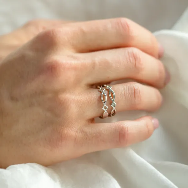 Gold Celtic knot ring TARANIS worn on the hand