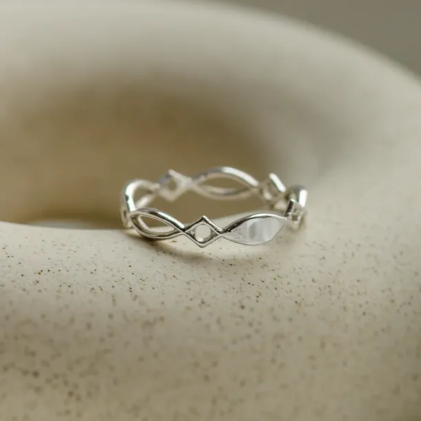 Angled view of the interlaced TARANIS Celtic knot ring