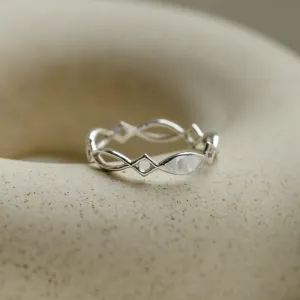 Angled view of the interlaced TARANIS Celtic knot ring