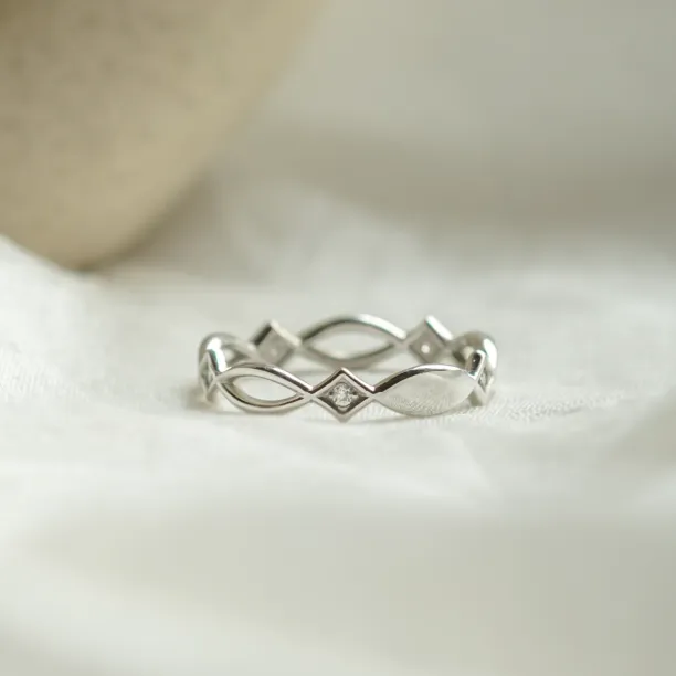 Close-up of the interlaced gold TARANIS ring