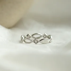 Close-up of the interlaced gold TARANIS ring
