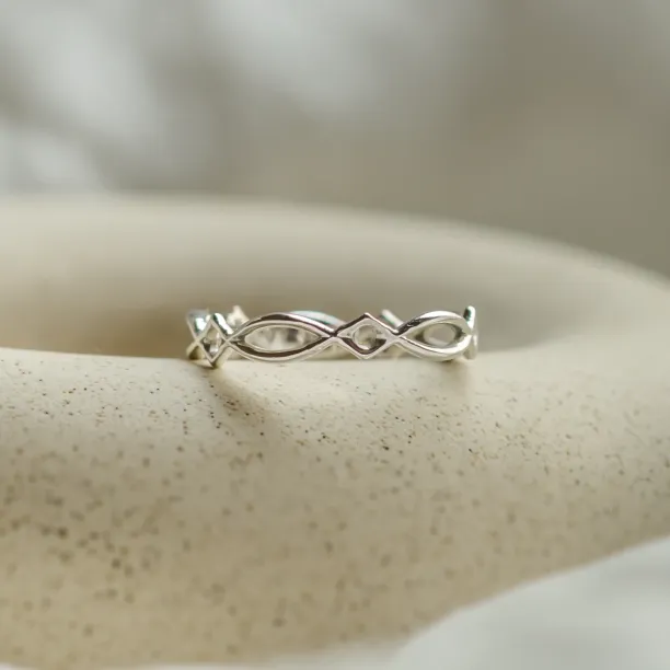 Side detail of the interlaced TARANIS Celtic knot ring