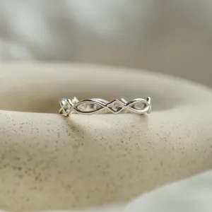 Side detail of the interlaced TARANIS Celtic knot ring