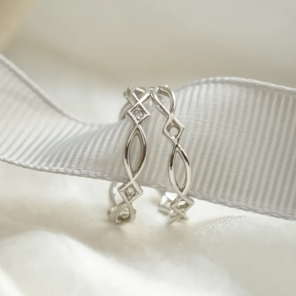 Close-up of the TARANIS gold Celtic knot ring with an intertwined openwork design