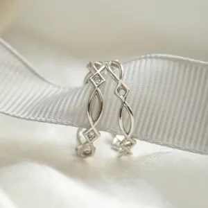 Close-up of the TARANIS gold Celtic knot ring with an intertwined openwork design