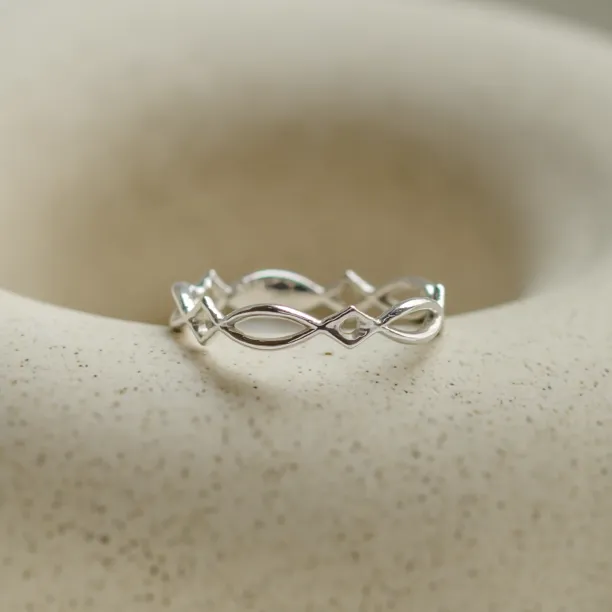 Close-up of the TARANIS gold Celtic knot ring with its intertwined band
