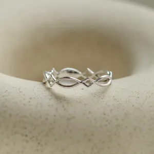 Close-up of the TARANIS gold Celtic knot ring with its intertwined band