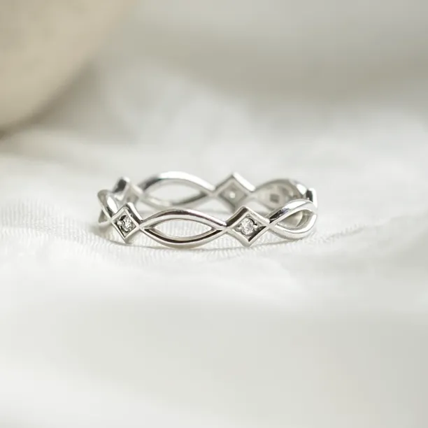 Gold Celtic knot ring TARANIS with an interlaced design