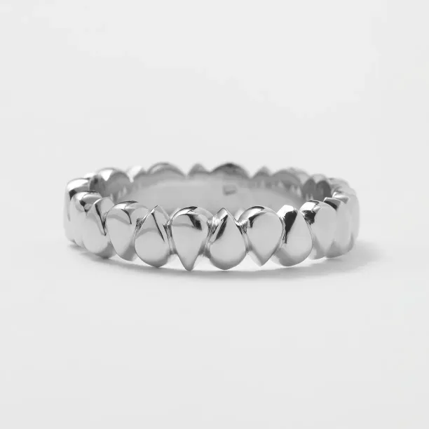 Close-up of the EIRA geometric wedding ring with repeating rounded forms