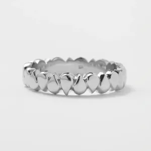 Close-up of the EIRA geometric wedding ring with repeating rounded forms