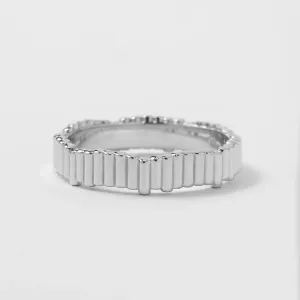 Single geometric wedding ring INGRID with a structured segmented surface