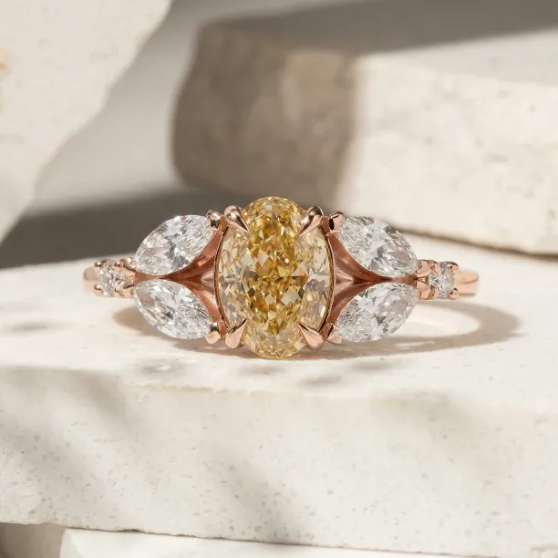 Zásnubní prsten CASSANDRA s laboratorními diamanty, žlutým středovým a bílými bočními diamanty