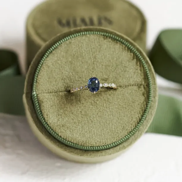 Vintage engagement ring with green sapphire and diamonds MADDIE Image
