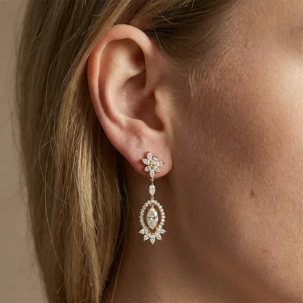 Zlatá visací náušnice JOLENE s lab grown diamanty, detail při nošení na uchu