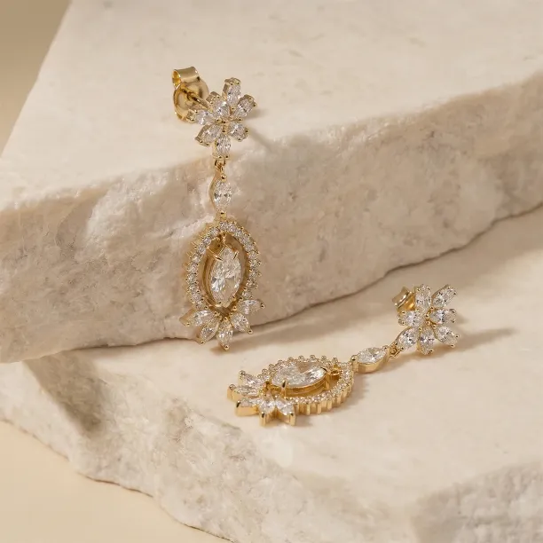Šikmý pohled na zlaté visací náušnice JOLENE s lab grown diamanty a detaily zasazení