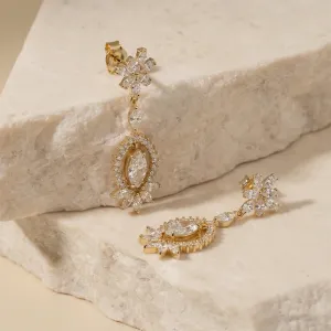 Šikmý pohled na zlaté visací náušnice JOLENE s lab grown diamanty a detaily zasazení