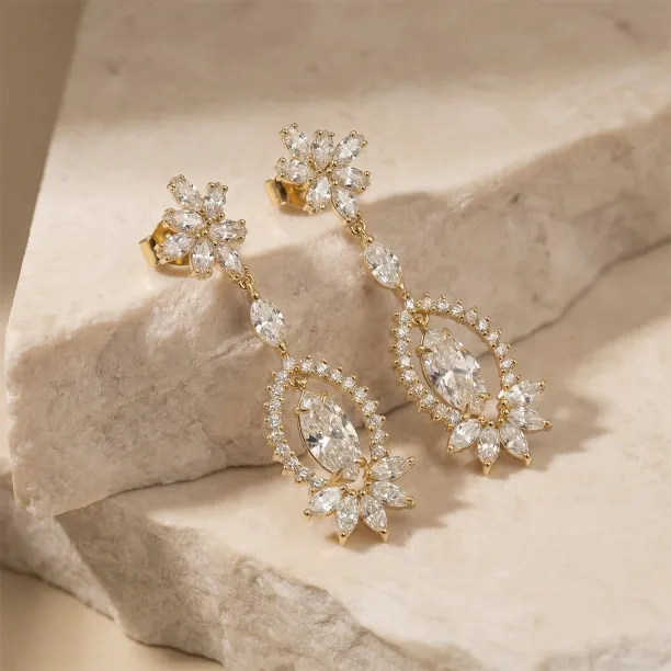 Zlaté visací náušnice JOLENE s lab grown diamanty, šikmý pohled na pár