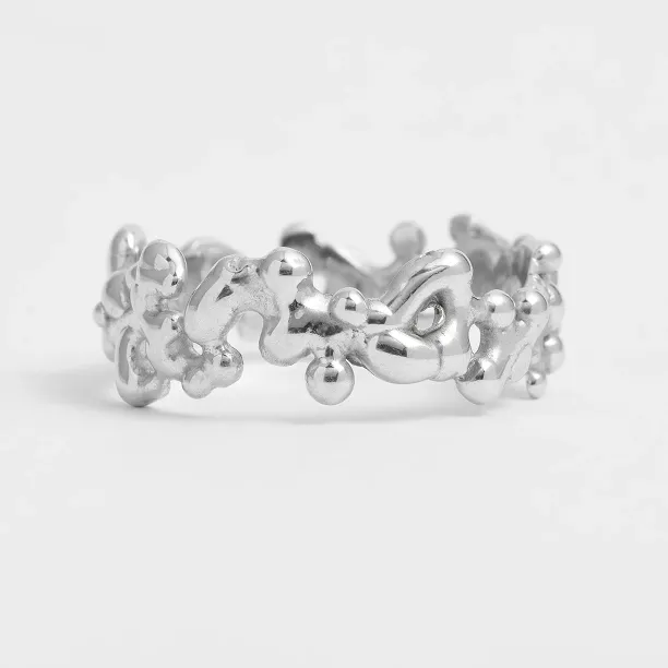 Close-up of the organic elements on a NALANI wedding ring