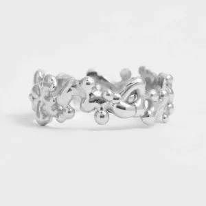 Close-up of the organic elements on a NALANI wedding ring