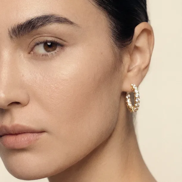 Zlatá náušnice SIERAH s lab grown diamanty nasazená na uchu