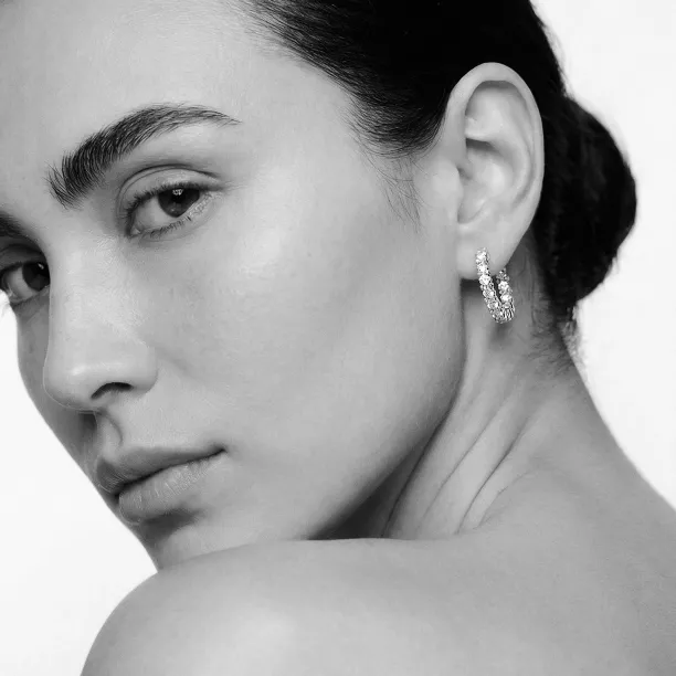 Zlatá náušnice SIERAH s lab grown diamanty nasazená na uchu