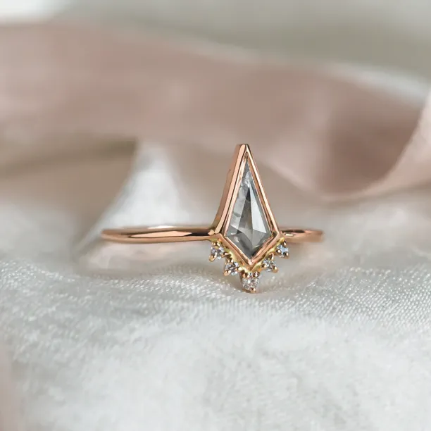 Prsten AINI s kite salt and pepper diamantem ve stylu cluster