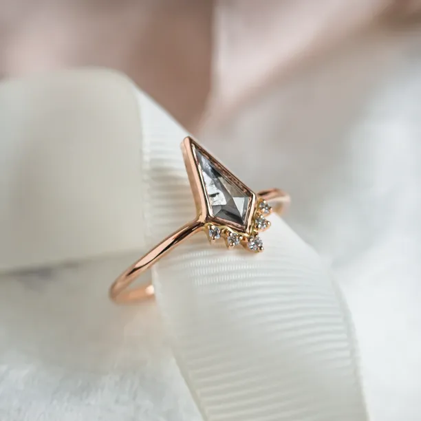 Detailní šikmý pohled na prsten s kite salt and pepper diamantem ve stylu cluster