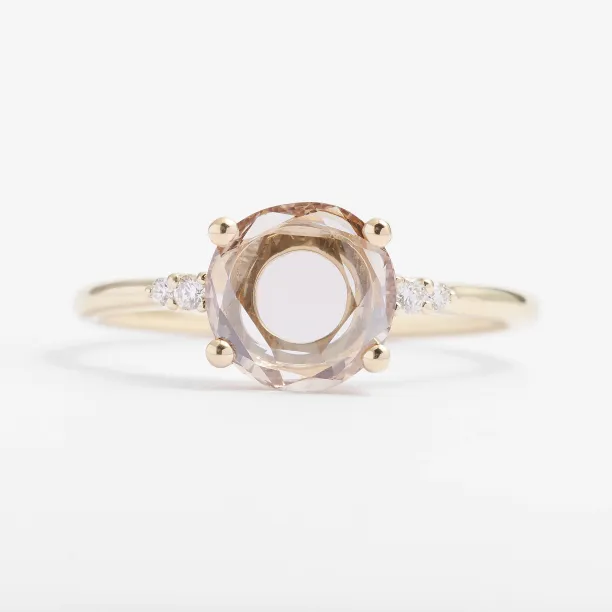 Front close-up of the AUCKLAND gold ring with natural diamond side stones