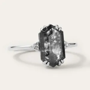 Angled view of the PAULI ring with lab-grown salt and pepper diamond