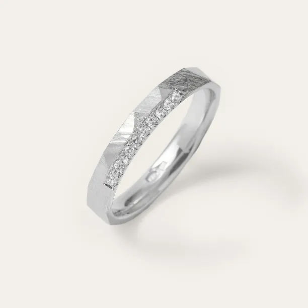 Detail tepaného snubního prstenu s diamanty ze setu IRENE