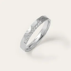 Detail tepaného snubního prstenu s diamanty ze setu IRENE