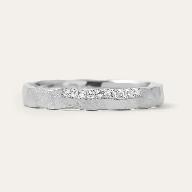 Detail tepaného snubního prstenu s diamanty z páru ETERNA