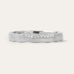 Detail tepaného snubního prstenu s diamanty z páru ETERNA