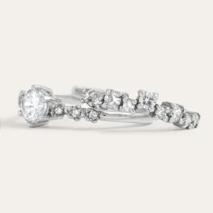 Zásnubní set s diamanty GABRIELE se dvěma ladícími zlatými prsteny, šikmý pohled