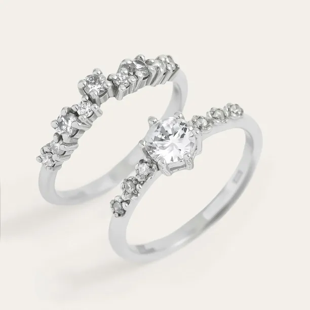Šikmý pohled na zásnubní set s diamanty GABRIELE s detailními lůžky prstenů
