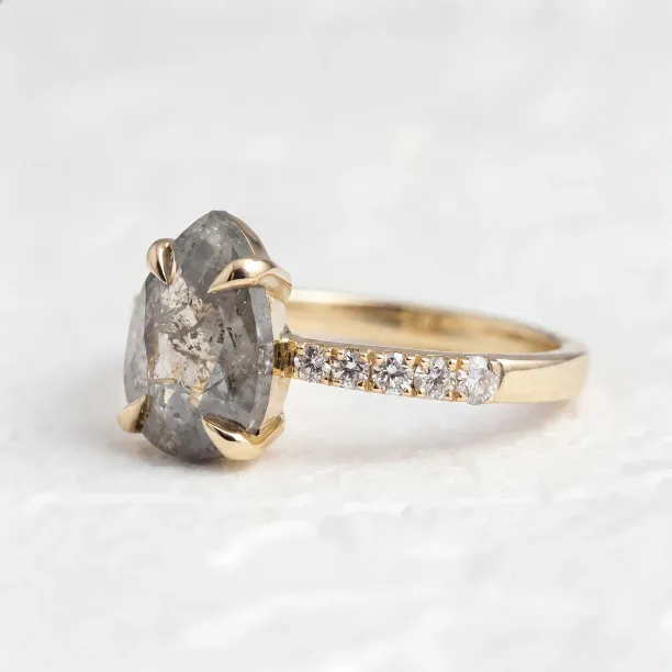 Gold vintage ring with salt and pepper diamond FERGAL Image