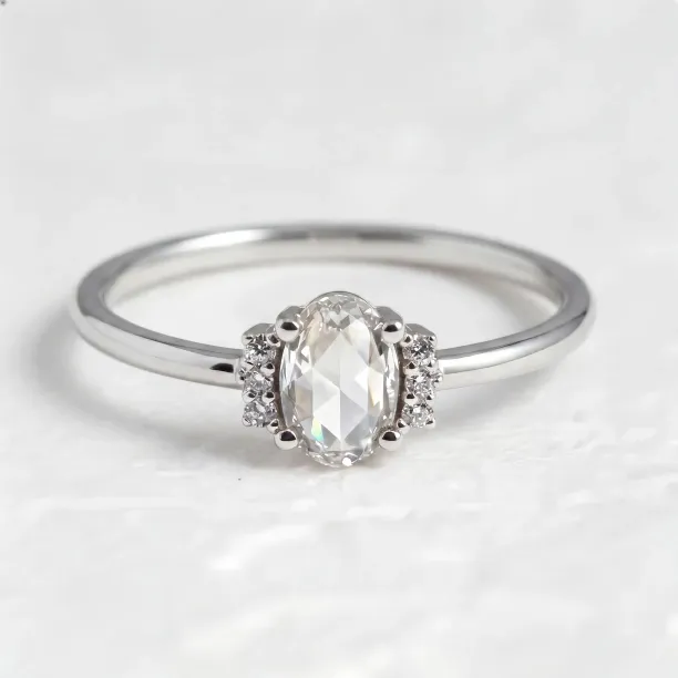 Detailní pohled na vintage zlatý prsten LIRA z bílého zlata s oválným lab grown diamantem