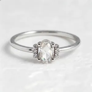 Detailní pohled na vintage zlatý prsten LIRA z bílého zlata s oválným lab grown diamantem